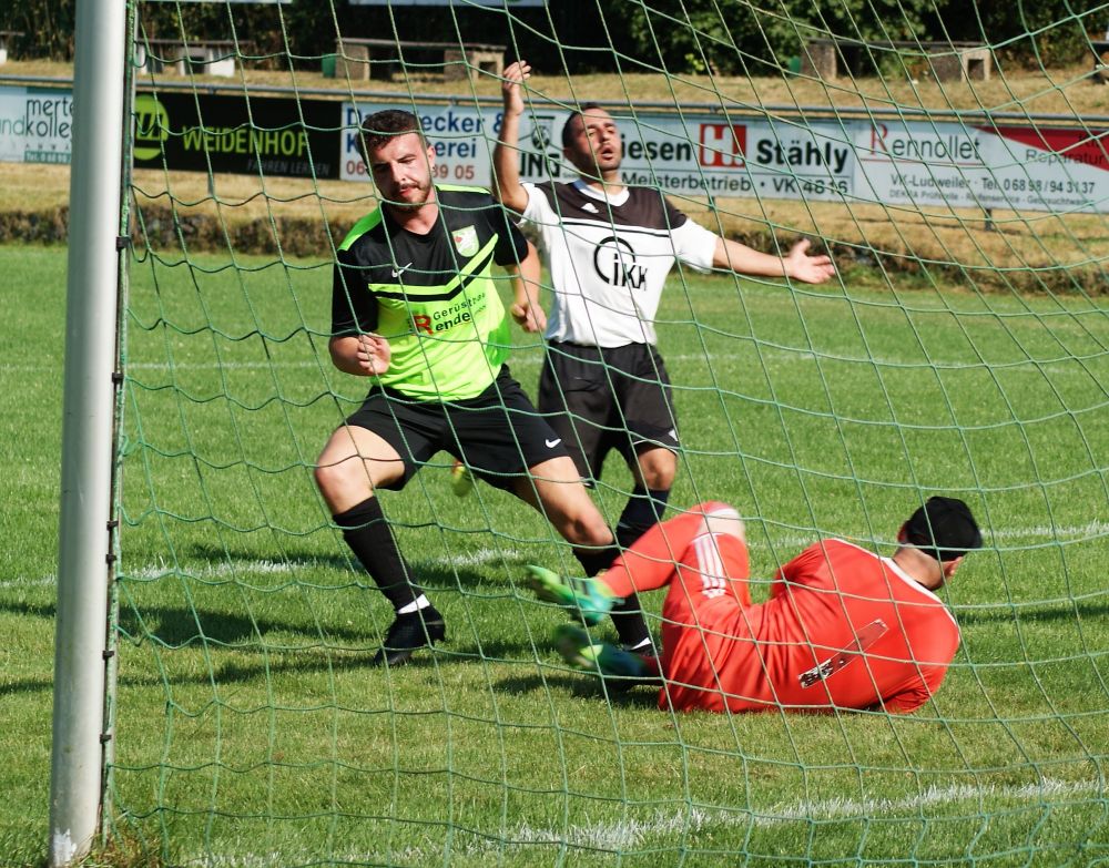 Erstes Testspiel endet knapp 3:4 gegen Emmersweiler: 3er-Pack von Thomas Imeneo war nicht genug.