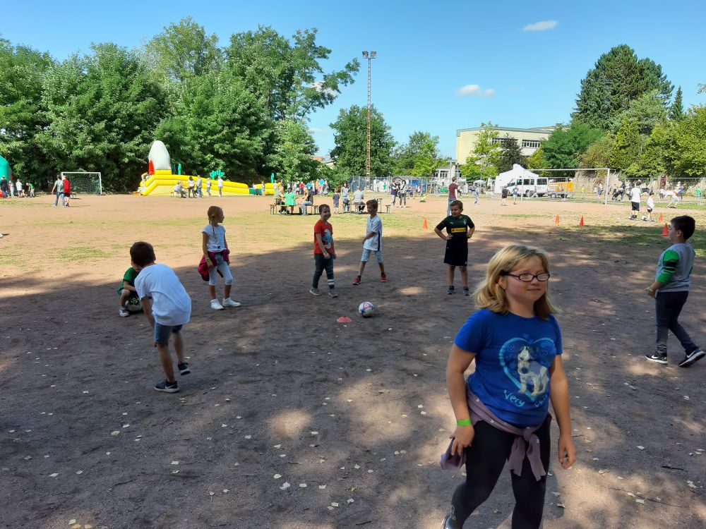 Zahlreiche Kinder nutzen die Chance, beim Parcours ihr Können zu zeigen.